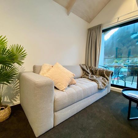 Modern 2-Bedroom Apartment 7-Mins Walk To كوينستاون المظهر الخارجي الصورة