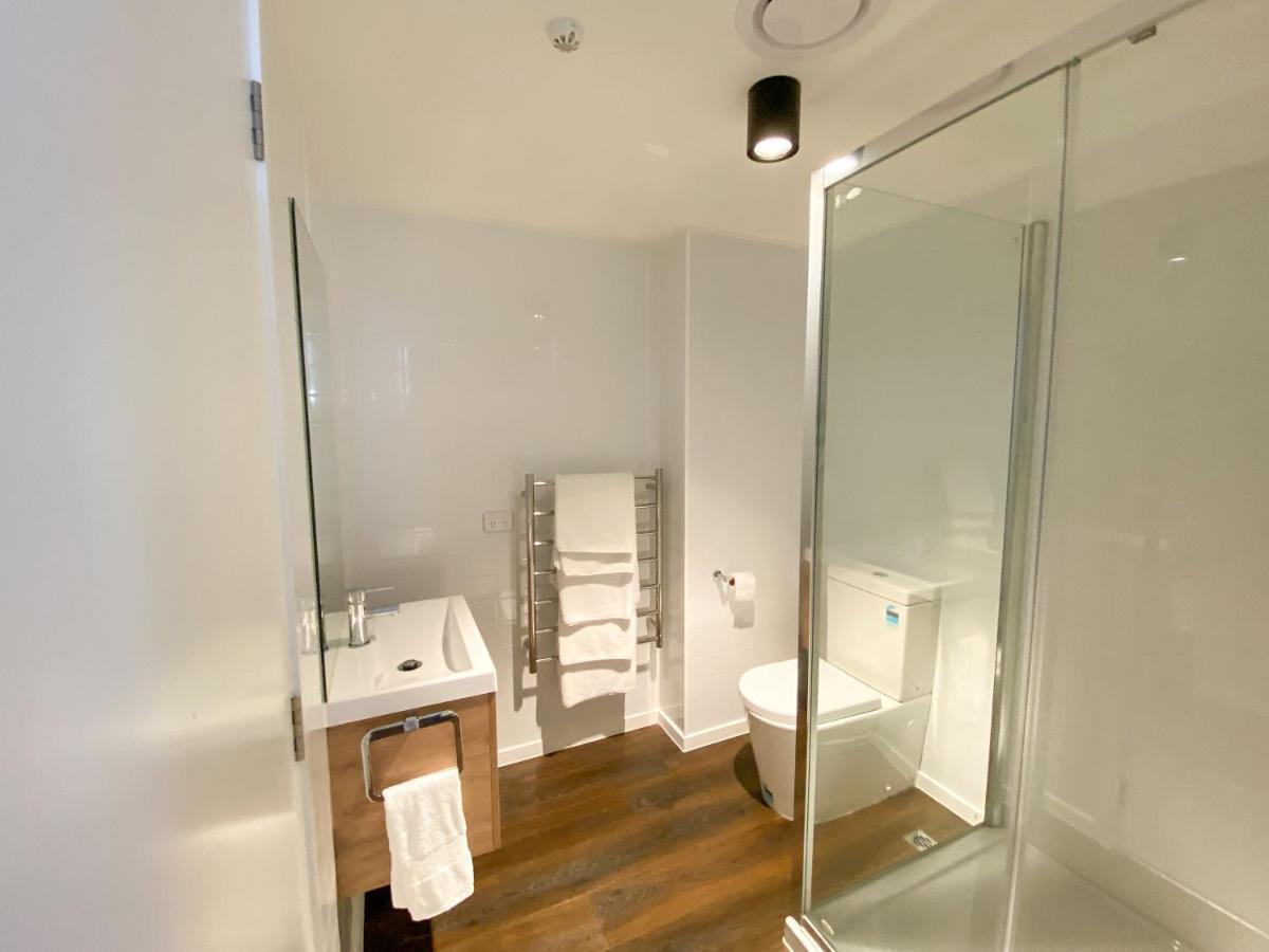 Modern 2-Bedroom Apartment 7-Mins Walk To كوينستاون المظهر الخارجي الصورة