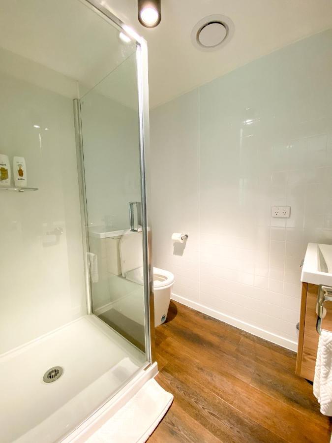 Modern 2-Bedroom Apartment 7-Mins Walk To كوينستاون المظهر الخارجي الصورة
